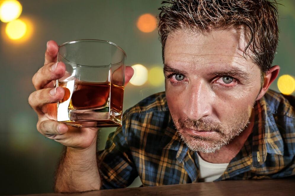 Gizon batek alkoholiko itxura mingarria da